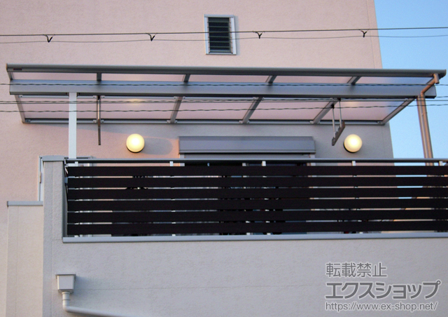 大阪府守口市ののバルコニー・ベランダ屋根 ヴェクターテラス F型 屋根タイプ 単体 積雪〜20cm対応＋吊り下げ物干し　標準　2本入 施工例