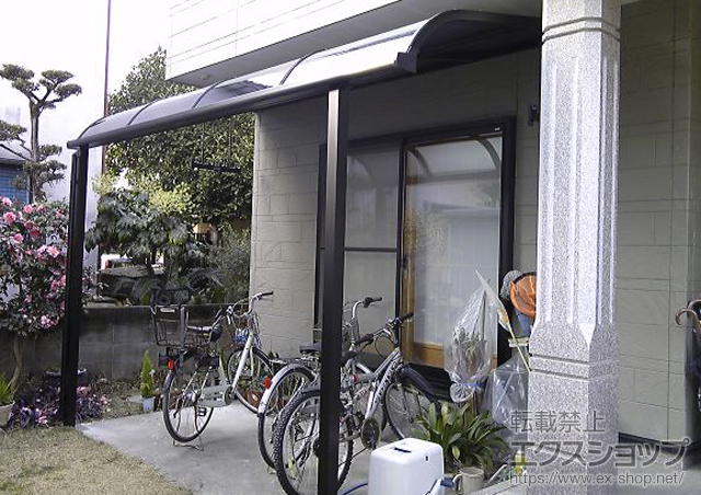 熊本県熊本市のLIXIL リクシル（トステム）のテラス屋根 ライザーテラスII R型 テラスタイプ 単体 積雪〜20cm対応+吊り下げ物干し　標準2本入り+  壁付け物干し　ロング2本入り 施工例