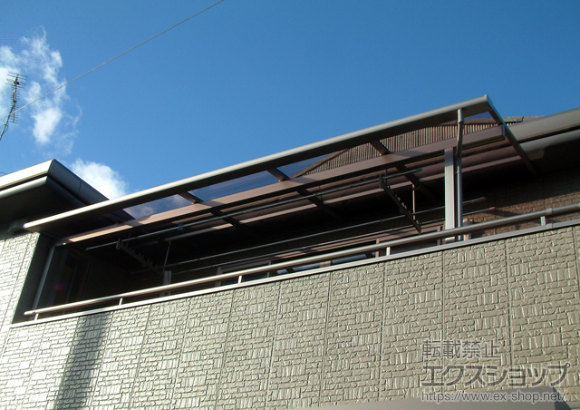 静岡県浜松市のLIXIL リクシル（トステム）のバルコニー・ベランダ屋根 ライザーテラスII F型 屋根タイプ 連棟 積雪〜20cm対応＋吊り下げ物干し 標準 ワイド 2本入り 施工例