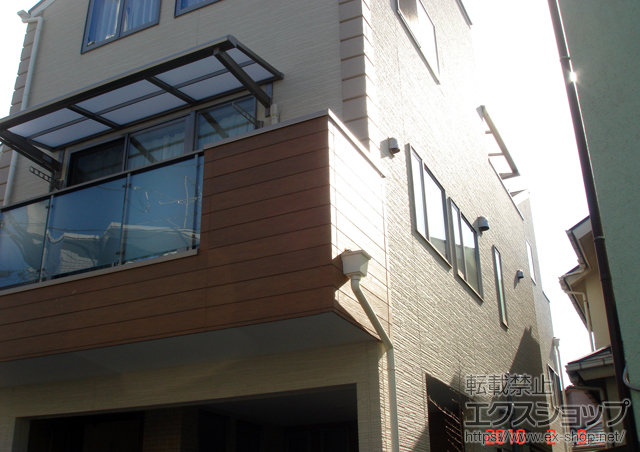 神奈川県川崎市のLIXIL リクシル（トステム）のバルコニー・ベランダ屋根 ライザーテラスII   F型 ルーフタイプ 単体 積雪〜20ｃｍ対応 施工例