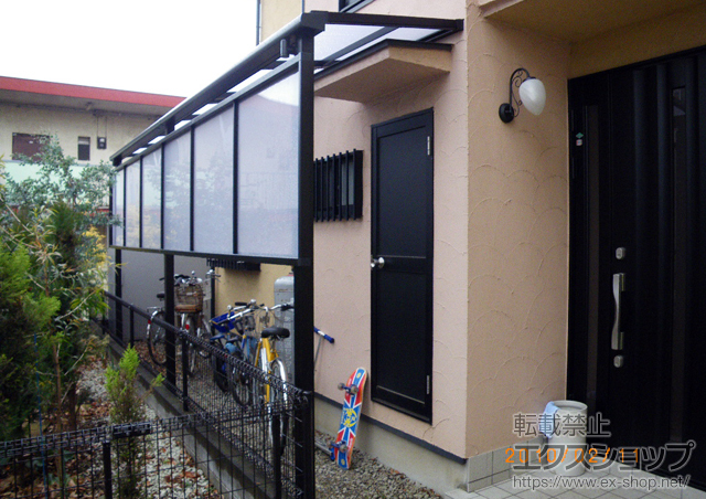 東京都立川市のLIXIL リクシル（トステム）のテラス屋根 ライザーテラスII F型 連棟 テラスタイプ 積雪〜20cm対応＋前面スクリーン 1段仕様 施工例