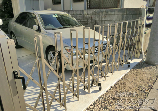 神奈川県横浜市ののカーゲート トリップゲート PB型 ノンレール 片開き 38S
開口幅=3,753mm 施工例