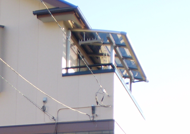 神奈川県横浜市のLIXIL リクシル（トステム）のバルコニー・ベランダ屋根 パワーアルファ L型 屋根タイプ 単体 積雪〜30?対応＋吊り下げ物干し 標準 2本入 施工例