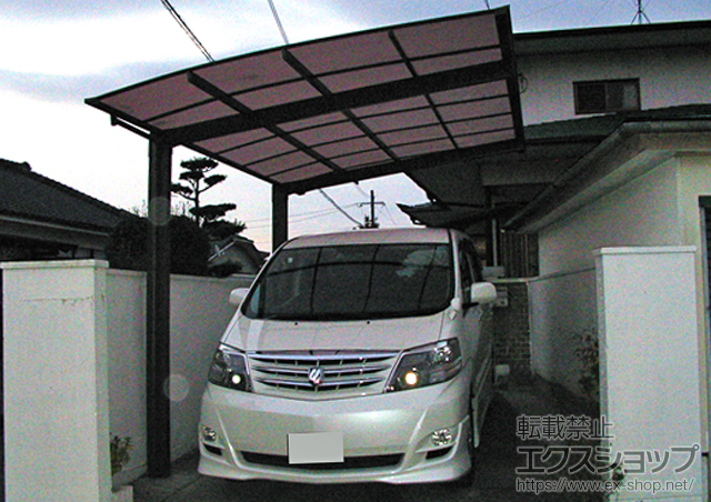 宮崎県小林市のLIXIL リクシル（トステム）のカーポート エックスルーフ 前上がり 積雪〜30cm対応 施工例