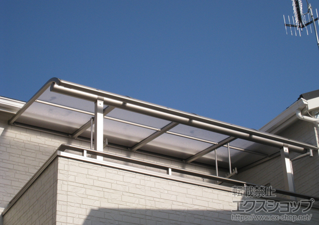 兵庫県明石市ののバルコニー・ベランダ屋根 ヴェクター R型 屋根タイプ 積雪〜20cm対応＋吊り下げ物干し　標準　2本入 施工例