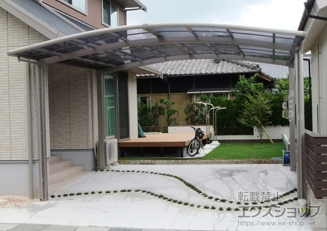 鹿児島県姶良市のLIXIL リクシル（トステム）のカーポート カーブポートシグマIII ワイド 積雪〜30?対応＋収納式物干し 施工例