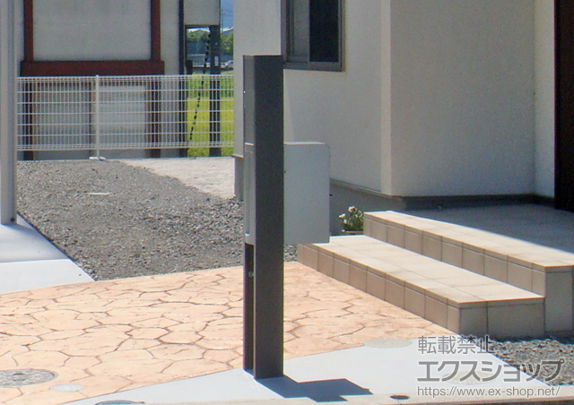 山梨県南アルプス市のの機能門柱・ポスト スクリーンファンクションユニットのベーシックタイプ（組合せ例5の照明、インターホン無し） 施工例