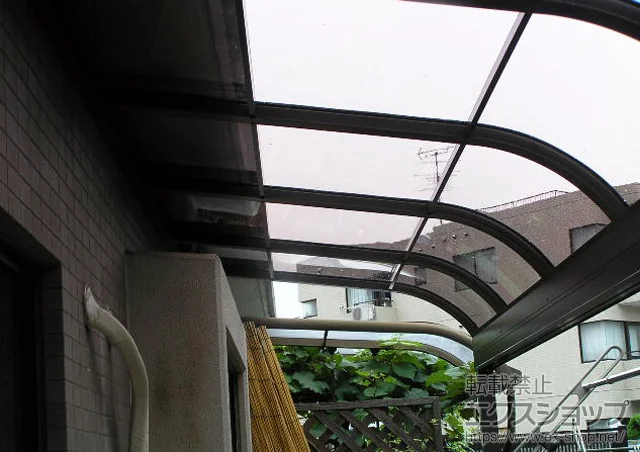 東京都世田谷区のLIXIL リクシル（トステム）のテラス屋根 ライザーテラスII R型 テラスタイプ 単体 積雪～20cm対応 施工例