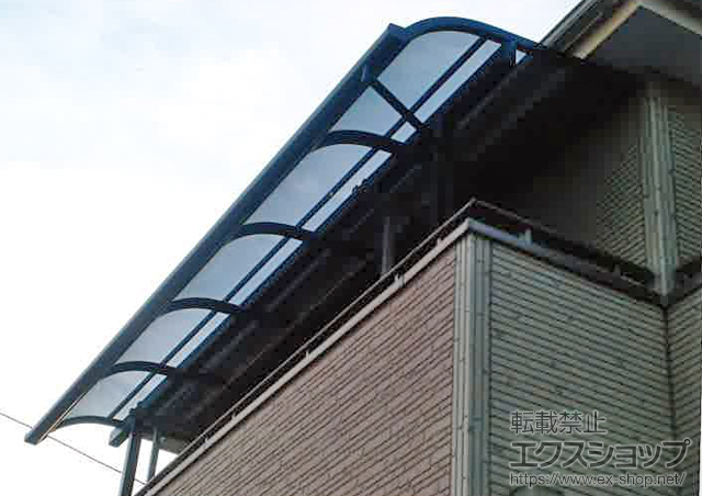 埼玉県さいたま市のLIXIL リクシル（トステム）のバルコニー・ベランダ屋根 ライザーテラスR型　造付バルコニー屋根タイプ　積雪対応〜20cm 施工例