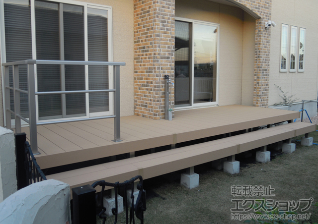 群馬県北群馬郡榛東村ののウッドデッキ リウッドデッキ 200 連棟　段床仕様+【側面のみ+正面】シンプルモダンデッキフェンス2型 施工例