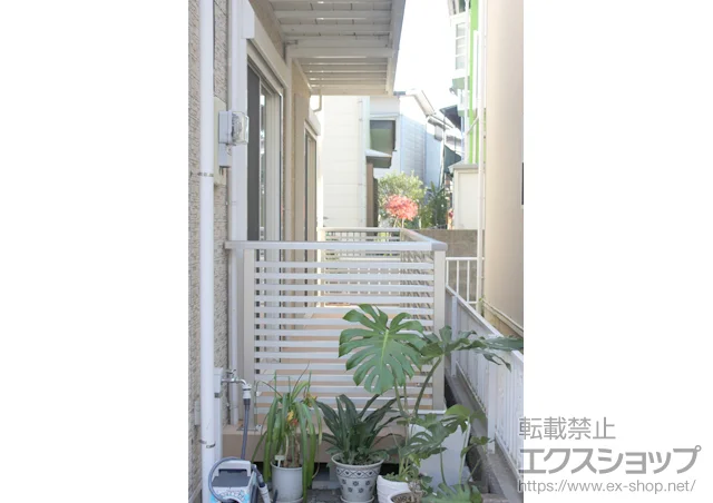 神奈川県横浜市のYKKAPのウッドデッキ リウッドデッキ200 連棟+シンプルモダンデッキフェンス7型 半目隠し横格子 施工例