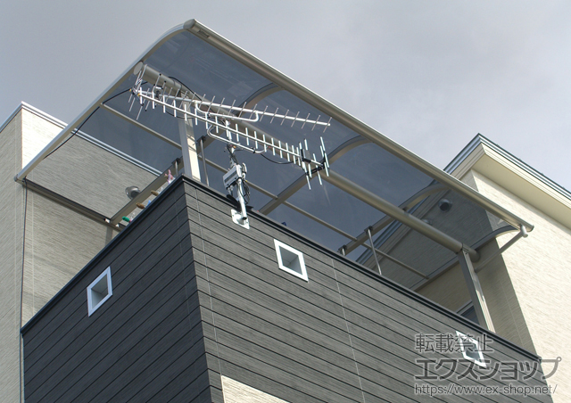 兵庫県西宮市ののバルコニー・ベランダ屋根 プレシオステラス R型 屋根タイプ 単体 積雪〜20cm対応+吊り下げ式物干し 標準 2本入り+壁付け物干し 標準　2本入り 施工例
