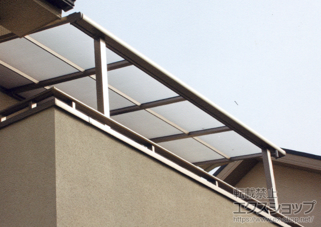 神奈川県横浜市のLIXIL リクシル（トステム）のバルコニー・ベランダ屋根 ライザーテラスII F型 屋根タイプ 単体 積雪〜20cm対応 施工例