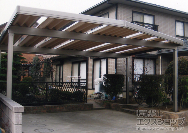 群馬県伊勢崎市のLIXIL リクシル（トステム）のカーポート テリオスポートIII 900 2台用 4本柱 施工例