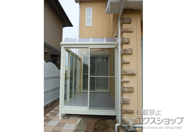 奈良県北葛城郡上牧町のLIXIL リクシル（トステム）のテラス囲い・サンルーム ほせるんですII R型 床納まり ランマ無し 積雪〜20?対応+吊り下げ物干し　標準　2本入（取付桟共）　網戸 施工例