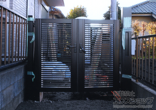 神奈川県相模原市のの門扉 プリレオR1型門扉 両開き 機能門柱使用 施工例