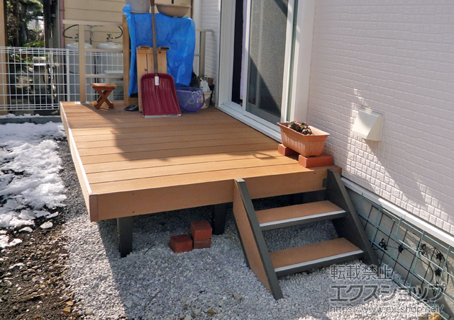 東京都八王子市のLIXIL リクシル（トステム）のウッドデッキ リコステージ?＋ステップ2段＋シンプルモダンデッキフェンス　フラットラインパネル 施工例