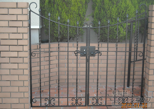 神奈川県横浜市のの門扉 トラディシオン門扉4型 両開き 門柱使用 施工例