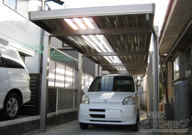 長野県塩尻市のLIXIL リクシル（トステム）のカーポート テリオスポートIII 1500 縦連棟 8本柱　積雪〜50cm対応+サイドパネル　幅方向囲い転用 施工例