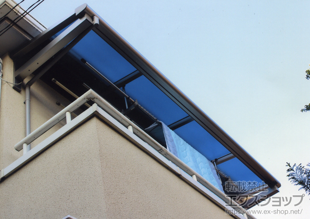京都府京都市ののバルコニー・ベランダ屋根 ヴェクターテラス F型 ルーフタイプ 単体　積雪〜20cm対応+吊り下げ物干し　標準　2本入 施工例