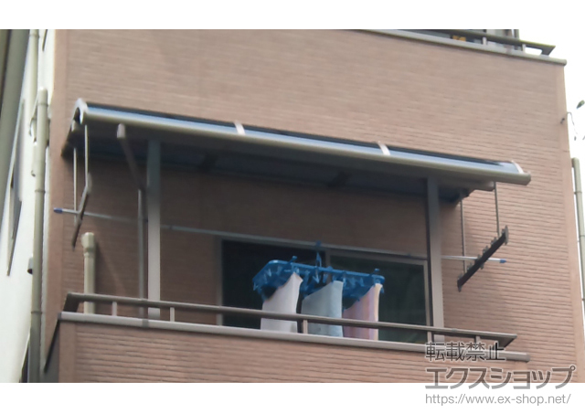 東京都足立区のLIXIL リクシル（トステム）のバルコニー・ベランダ屋根 ライザーテラスII R型 単体 屋根タイプ 積雪〜20cm対応+吊下げ物干し ワイド 2本入 施工例