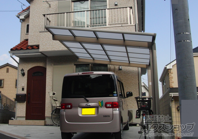 神奈川県川崎市のLIXIL リクシル（トステム）のカーポート レークポートシグマIII 積雪〜30cm対応+壁付け物干しセット 標準タイプ 2本入り 施工例