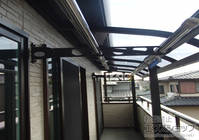 埼玉県久喜市ののバルコニー・ベランダ屋根 プレシオステラス R型 屋根タイプ 連棟 積雪〜20cm対応+吊り下げ式物干し 標準 2本入 施工例