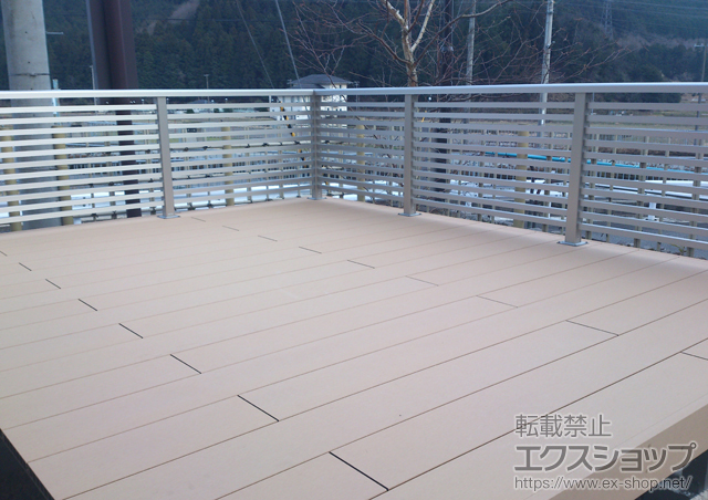 兵庫県朝来市ののウッドデッキ リウッドデッキ 200　連棟+シンプルモダンデッキフェンス7型+独立式リウッドステップ 施工例