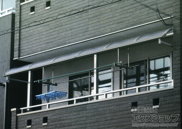 大阪府大阪市ののバルコニー・ベランダ屋根 ヴェクターテラス R型  屋根タイプ 連棟 積雪〜20cm対応+吊り下げ物干し　標準　2本入 施工例