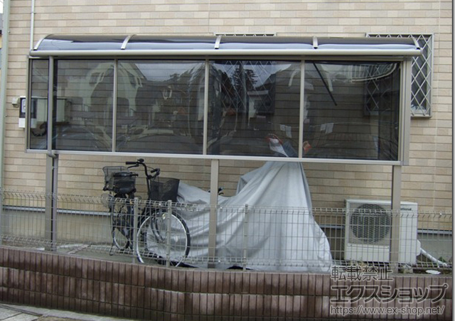 栃木県宇都宮市のLIXIL リクシル（トステム）のテラス屋根 ライザーテラスII R型 テラスタイプ 単体 積雪〜20cm対応+ 前面スクリーン　1段仕様+ 側面スクリーン　1段仕様 ランマなし 施工例