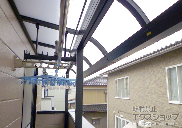 石川県額新町のLIXIL リクシル（トステム）のバルコニー・ベランダ屋根 ライザーテラスII 1500 R型 屋根タイプ 連棟 積雪〜50cm対応 施工例