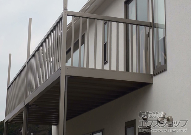 神奈川県三浦郡葉山町のLIXIL リクシル（トステム）のバルコニー アクトステージA型 太格子 連棟 柱建て式 施工例