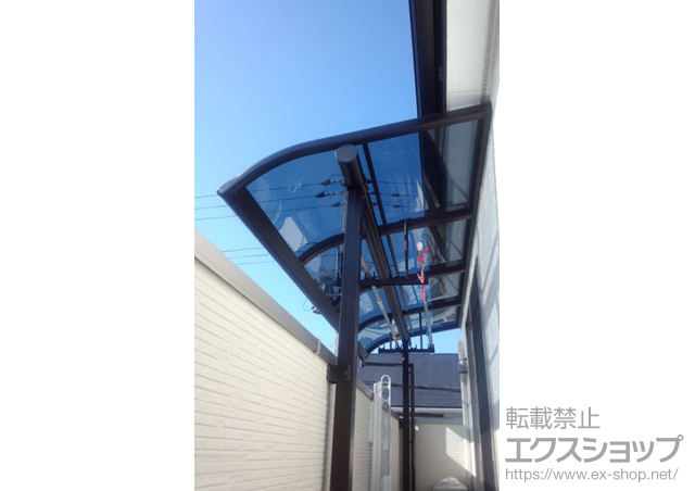 兵庫県神戸市ののバルコニー・ベランダ屋根 プレシオステラス R型 屋根タイプ 単体 積雪〜20cm対応+吊り下げ物干し　標準　2本入 施工例