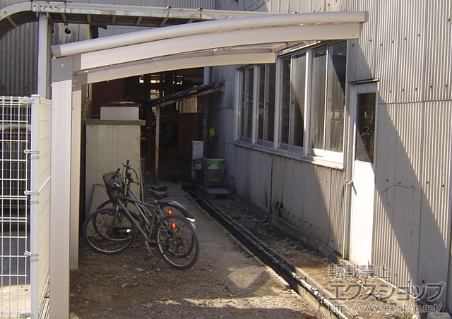 埼玉県東松山市のLIXIL リクシル（トステム）のサイクルポート・駐輪場 カーブポートシグマIII ミニ 積雪〜20cm対応 施工例