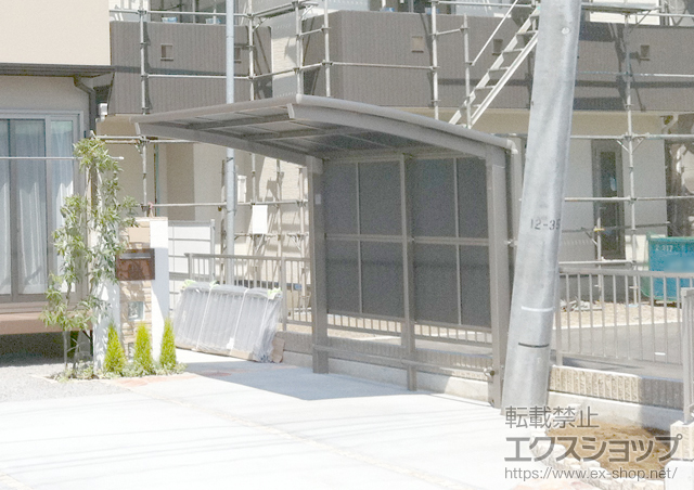 静岡県三島市のLIXIL リクシル（トステム）のサイクルポート・駐輪場 カーブパークシグマIII パネル1面囲い 積雪〜20cm対応 施工例