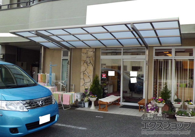 愛知県清須市のLIXIL リクシル（トステム）のサイクルポート・駐輪場 カーブポートシグマ? ミニ 積雪〜30cm対応+収納式物干し（ロングタイプ） 施工例