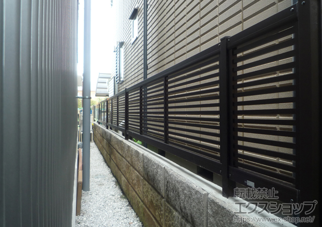 東京都杉並区ののフェンス・柵 エクスラインフェンス1型 間仕切柱施工 施工例