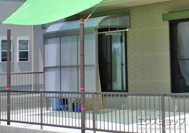 静岡県浜松市のLIXIL リクシル（トステム）のテラス屋根 ライザーテラスII R型 テラスタイプ 単体 積雪〜20cm対応＋前面スクリーン2段（ふさぎ材付き）＋側面スクリーン2段+ランマパネル（ふさぎ材付き）※側面スクリーン外観左のみ 施工例