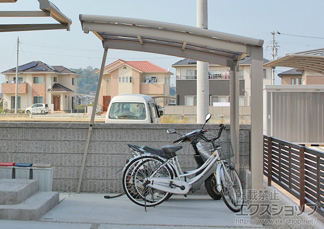 香川県丸亀市のLIXIL リクシル（トステム）のサイクルポート・駐輪場 カーブポートシグマIIIミニ 積雪〜30?対応 施工例