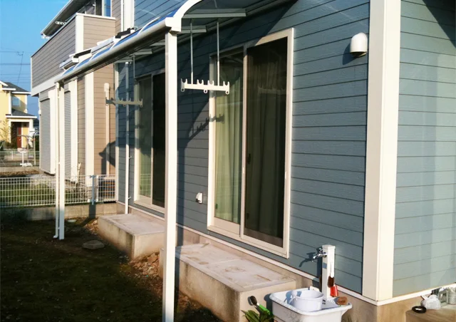 埼玉県川越市のLIXIL リクシル（トステム）のテラス屋根 ライザーテラスII R型 単体 積雪～20㎝対応+吊り下げ式物干し 施工例