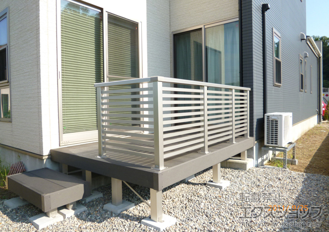 石川県金沢市ののウッドデッキ リウッドデッキ 200 単体+シンプルモダンデッキフェンス7型<半目隠し横格子タイプ>+独立式リウッドステップ 施工例