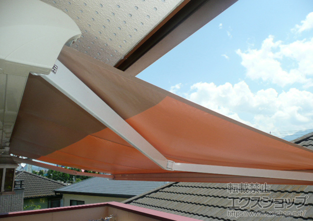 愛媛県東温市のLIXIL リクシル（トステム）のオーニング・日よけ 彩鳥C型 ボックスタイプ 手動式 施工例