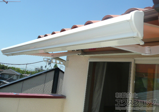 愛媛県東温市のLIXIL リクシル（トステム）のオーニング・日よけ 彩鳥C型 ボックスタイプ 手動式+壁付け物干し 標準 2本入 施工例