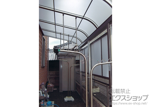 愛媛県八幡浜市のLIXIL リクシル（トステム）のテラス屋根 ライザーテラスII R型 テラスタイプ 単体 積雪〜20cm対応+前面スクリーン 1段 施工例