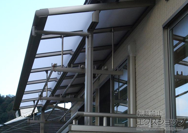 静岡県伊豆の国市のLIXIL リクシル（トステム）のバルコニー・ベランダ屋根 パワーアルファ F型 屋根タイプ 単体 積雪〜30cm対応+吊り下げ物干し 標準 ワイド 3本入 施工例