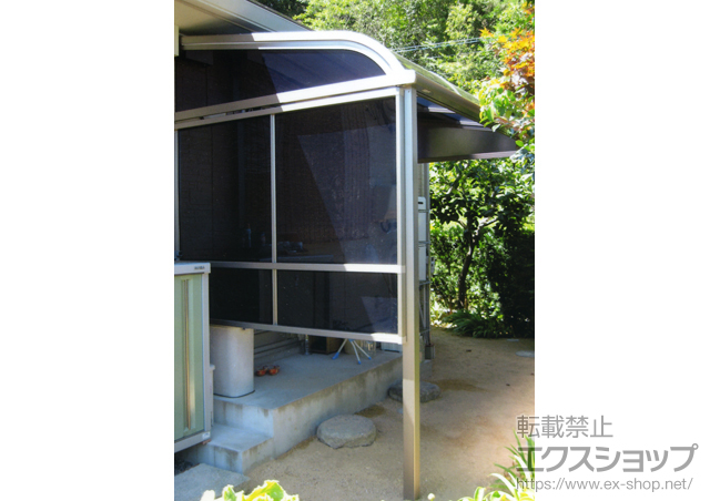 山口県山口市のLIXIL リクシル（トステム）のテラス屋根 ライザーテラスII R型 テラスタイプ 単体 積雪〜20cm対応+側面スクリーン 2段仕様+側面ランマパネル 施工例
