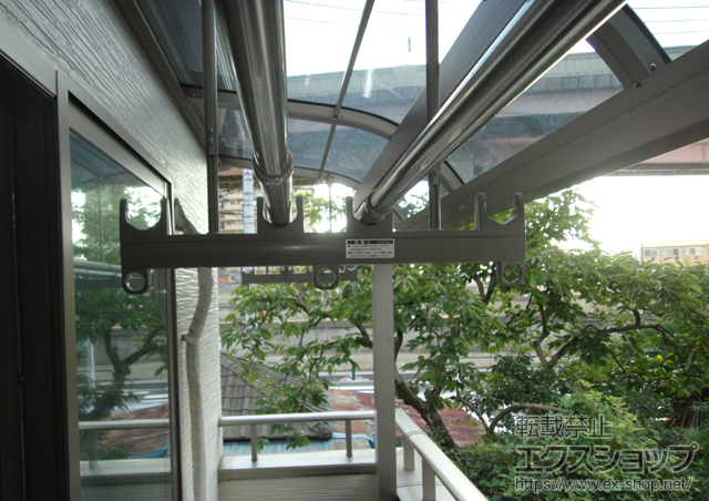 東京都足立区のLIXIL リクシル（トステム）のバルコニー・ベランダ屋根 ライザーテラスII R型 屋根タイプ 単体 積雪〜20cm対応+吊下げ物干し 標準タイプ2本入り 施工例