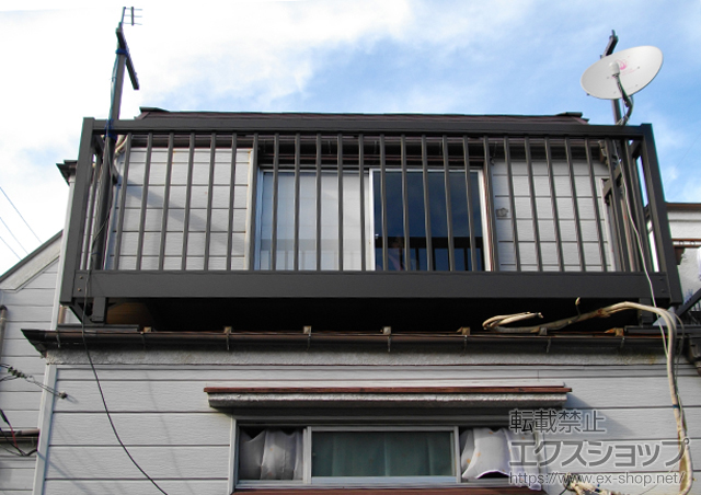 東京都品川区のLIXIL リクシル（トステム）のバルコニー アクトステージA型 細格子 単体 屋根置き式+T字型物干し 施工例