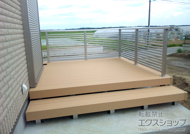 千葉県香取郡ののウッドデッキ リウッドデッキ 200 単体+段床セット 1段 片側面タイプ+シンプルモダンデッキフェンス7型＜半目隠し横格子タイプ＞ 施工例
