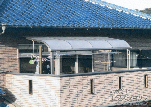 佐賀県武雄市のLIXIL リクシル（トステム）のテラス屋根 ライザーテラスII R型 テラスタイプ 単体　積雪〜20cm対応+吊り下げ物干し　標準　2本入 施工例